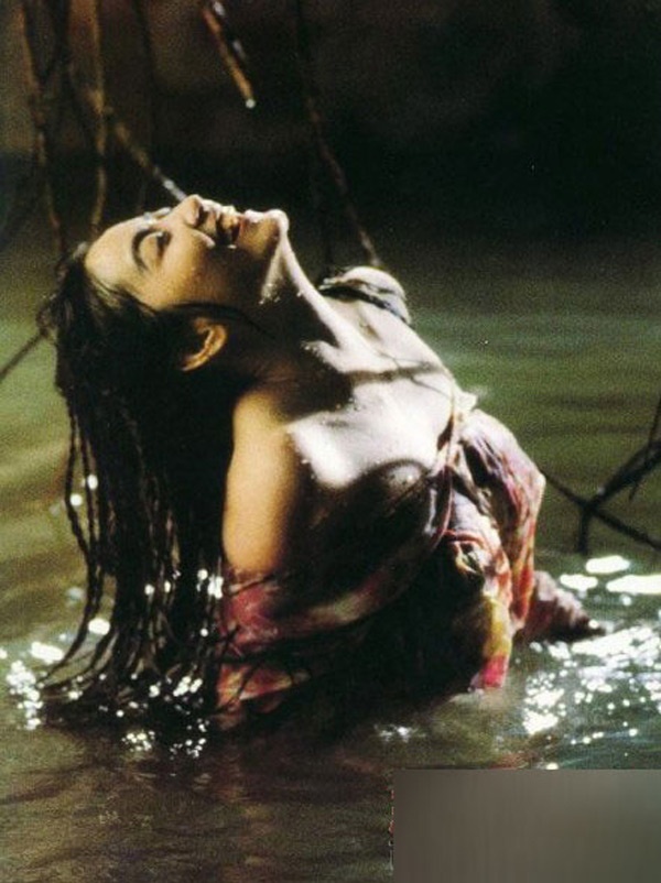 Lâm Thanh Hà trong phim Bạch phát ma nữ.