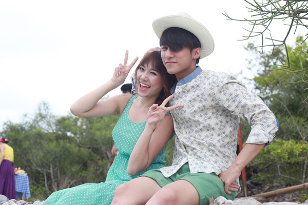 Sơn Tùng M-TP che nắng cho Hari Won.