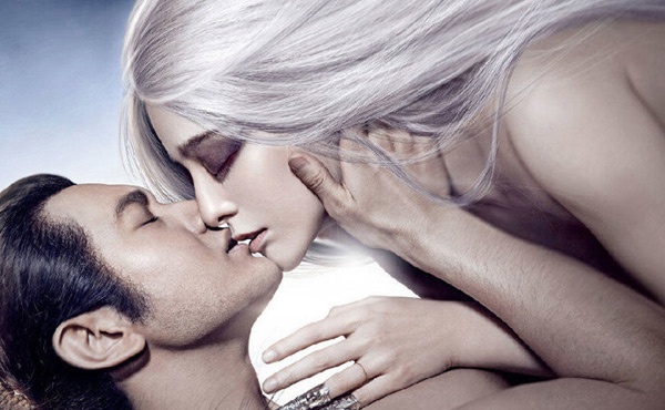 Huỳnh Hiểu Minh tiết lộ, do anh đang bị đau chân nên khi diễn cảnh nóng trong phim Bạch Phát Ma Nữ - Minh nguyệt thiên quốc, Phạm Băng Băng vô cùng vất vả vì phải chủ động dẫn dắt bạn diễn vào cơn say tình.