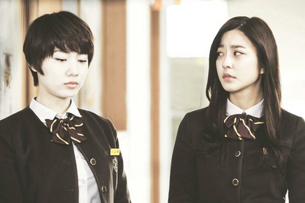 Park Se Young tạo ấn tượng với gương mặt khả ái cùng đôi mắt to có chút lạnh lùng.
