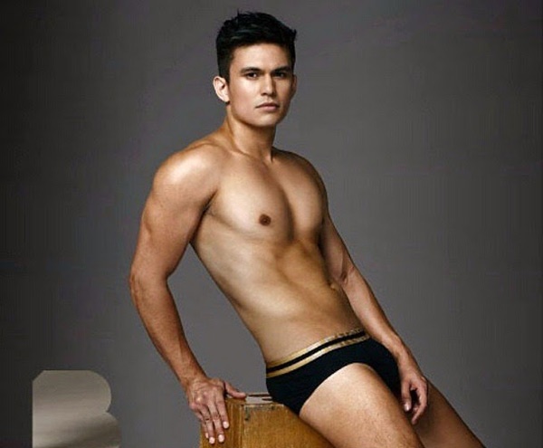 Tom Rodriguez làm người mẫu quảng cáo đồ lót nam.