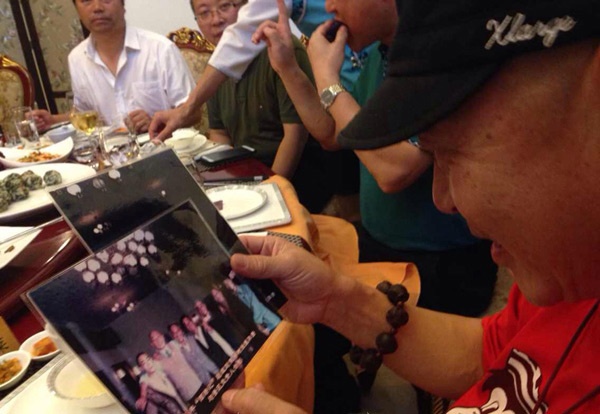 Lục Tiểu Linh Đồng không giấu được sự xúc động khi xem lại những tấm ảnh tư liệu do địa phương lưu giữ suốt 30 năm qua.