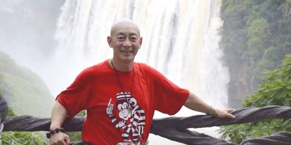 Trở về chốn cũ, cảnh vật đã nhiều thay đổi như sự mạnh mẽ, hùng vĩ của Hoàng Quả Thụ vẫn thế. Điều khiến Lục Tiểu Linh Đồng thích thú là 30 năm trước khi chụp tấm ảnh trước ngọn thác, ông cạo đầu trọc, nay quay về, đầu ông vẫn láng o.