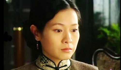 Năm 1996 khi đóng bộ phim truyền hình Mặt trời lặn sau Tử Cấm thành, trong một cảnh khóc cần hành động 