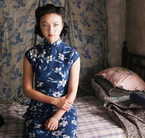 Trong bộ phim Sắc, giới, những phân đoạn được xem là khó khăn nhất như cảnh giường chiếu với Lương Triều Vỹ, Thang Duy đều dễ dàng hoàn thành. Vậy mà chỉ một cảnh đi trên đường, cô lại làm hao tốn phim, quay hơn 20 lần vẫn không đạt yêu cầu, khiến đạo diễn Lý An đứng bật dậy hét to: 