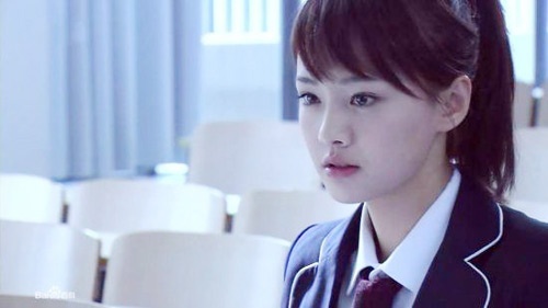 Do tuổi đời quá nhỏ, chưa có kinh nghiệm yêu đương nên mỹ nhân 9x Trịnh Sảng đã tỏ ra lóng ngóng khi diễn một cảnh hôn trong bộ phim truyền hinh Cùng xem mưa sao băng. Lúc đầu, đạo diễn còn nhẹ nhàng giải thích, đưa cô vào nhân vật nhưng sau nhiều lần vẫn không diễn xong cảnh hôn, ông nổi khùng hét lên: 