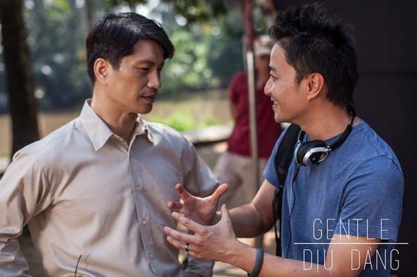 Dustin Nguyễn và đạo diễn Lê Văn Kiệt trên phim trường Dịu dàng.