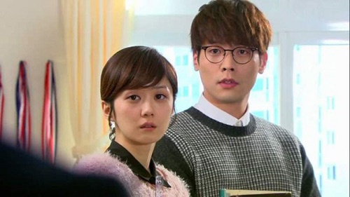 Với vẻ đẹp trẻ trung Jang Na Ra gây chú ý qua hình tượng cô giáo trẻ đáng yêu, ngoại hình mỏng manh nhưng vô cùng bản lĩnh.