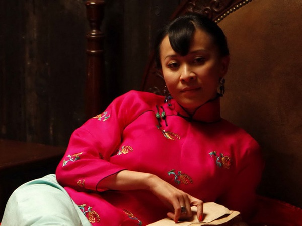 Cựu ngôi sao TVB Lưu Gia Linh nổi tiếng bảo thủ, thường xuất hiện trên màn ảnh với hình ảnh đoan trang, ăn mặc kín cổng cao tường. Thế nhưng sau khi lấy chồng, tuổi đời bước sang hàng 4, cô bỗng nhiên trở nên gợi cảm, quyến rũ. Trong bộ phim Hãy để đạn bay, cô có một cảnh nóng được đánh giá quá sức táo bạo cùng bạn diễn Khương Văn.