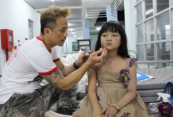 Thanh Mỹ đang hóa trang cho nhân vật Ái.