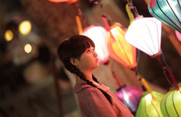 Không ma mị, cũng không phải là một cô bé năng động nơi phố thị, hình ảnh của Thanh Mỹ trong phim dễ khiến liên tưởng đến điều gì đó ở quá khứ, tại phố cổ Hội An - bối cảnh xuất hiện một Bella (Trang Nhung đóng) đài cát, sang trọng nhưng cũng là nơi chứng kiến cảnh tượng khủng khiếp với hình ảnh Bella bị đốt cháy trên thuyền mà khán gia đã xem trong trailer.