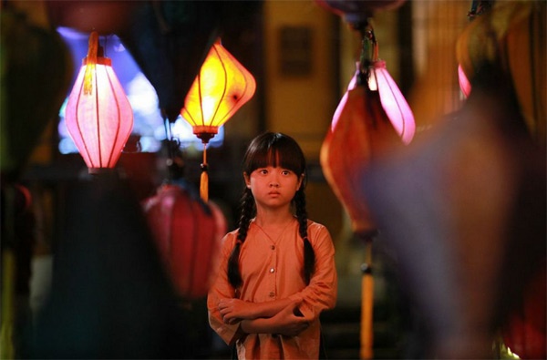 Hình ảnh cô bé xinh xắn nơi phố cổ có liên hệ gì với Bella? Vẫn như những tác phẩm trước, đạo diễn Victor Vũ luôn biết cách gây tò mò bằng sự che giấu nội dung phim đến giớ chót và các nhân vật của anh dù nhỏ nhưng không thừa, mà luôn là mấu chốt để giải quyết câu chuyện.