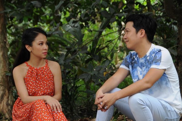 Amy Hương thẹn thùng sánh bước bên Trường Giang, trong khi anh chàng tích cực pha trò hòng “ghi điểm” với người đẹp. Chàng dành cho nàng ánh mắt âu yếm và tràn đầy yêu thương.