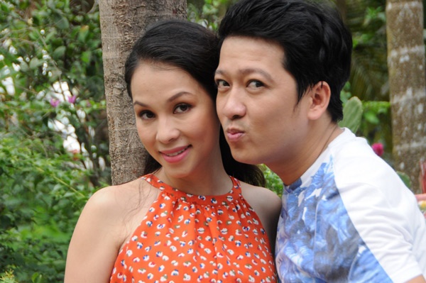 Vì vậy việc anh có quan hệ tình cảm với Amy, tình cũ của Nam vương Tiến Đoàn đã gây ngạc nhiên cho không ít người. Tuy nhiên, những hình ảnh trên đây thật ra chỉ là những phân đoạn trong bộ phim Độc thân tuổi 30 mà Trường Giang và người đẹp Amy Hương cùng tham gia,