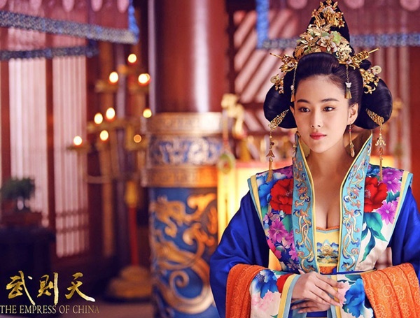 Thế nhưng, ngoài những lời tán tụng mỹ miều về nhan sắc, về hình thể sexy, Trương Hinh Dư chưa có bất cứ vai diễn nào được khen về diễn xuất, kể cả nhân vật Đát Kỷ trong bộ phim Bảng Phong thần anh hùng. Bởi vậy, fan hâm mộ cô đặt kỳ vọng vào 3 