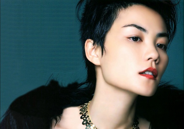 Nữ danh ca Vương Phi nổi tiếng là người hào phóng với người yêu. Trước kia, cô từng lo cho nam ca sĩ nhạc rock Đậu Duy từ A đến Z. Đến khi cặp bồ với phi công trẻ Tạ Đình Phong, cô mua hẳn một căn biệt thự siêu sang để làm tổ ấm. Sau này kết hơn với Lý Á Bằng, bao nhiêu tiền của cô đều đổ ra đầu tư cho sự nghiệp của chàng Quách Tĩnh phiên bản 2003.