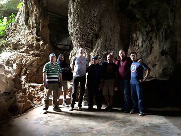 Hình ảnh đạo diễn Charlie Nguyễn (ngoài cùng, bên phải) cùng đoàn làm phim Ngọa hổ tàng long 2 tại New Zealand.