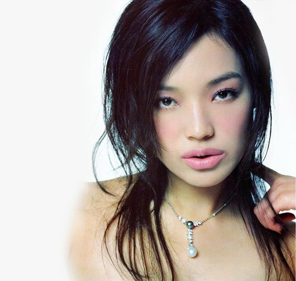 Điểm nổi bật trên gương mặt Thư Kỳ là cặp môi dày gợi cảm, khiến cánh đàn ông không thể nào dửng dưng. Năm 2008, vượt qua những ứng cử viên nặng ký như Angelina Jolie, Megan Fox, Scarlett Johansson, kênh giải trí E! online của Mỹ tôn vinh cô là là mỹ nhân có đôi môi mời gọi nhất thế giới.