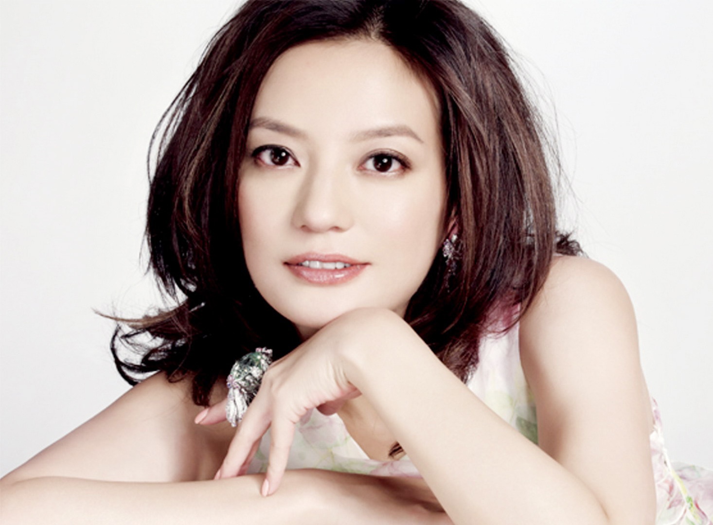 Net noi bat tren co the my nhan Hoa ngu hinh anh