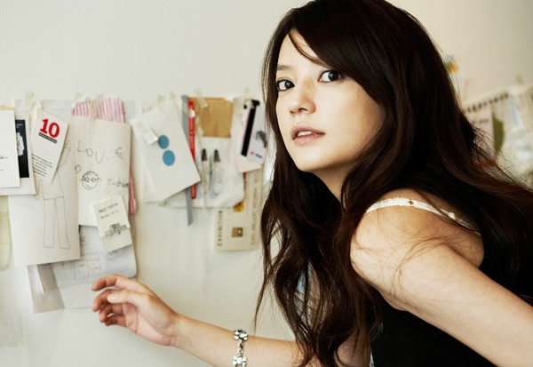 Khi chọn Triệu Vy đảm nhận vai Tiểu Yến Tử trong bộ phim truyền hình Hoàn Châu cách cách, nữ văn sĩ Quỳnh Dao rất thích cặp mắt to tròn của cô. Chính cặp mắt ấy đã tạo cho nhân vật một hình ảnh rất riêng, không ai có thể thay thế. Sau này, Huỳnh Dịch và Lý Thạnh không thể nào xóa được hình ảnh Tiểu Yến Tử của Triệu Vy, dù họ cũng có cặp mắt to.