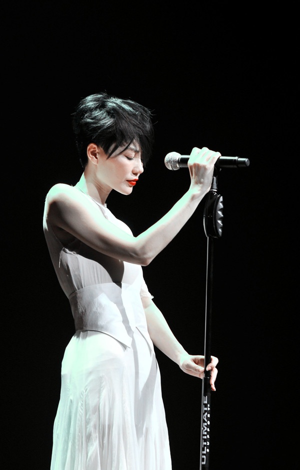 Nữ danh ca Vương Phi không phải là một mỹ nhân, nhưng cô sở hữu một thứ đẹp hơn cả ngoại hình - giọng hát. Tiếng hát của cô ngọt ngào, mỗi khi cất lên như thấm sâu vào trái tim người nghe vì rất đặc biệt, không ai có thể bắt chước và cũng sẽ chẳng bao giờ có một Vương Phi thứ 2, như sự độc tôn của giọng hát Đặng Lệ Quân năm xưa.