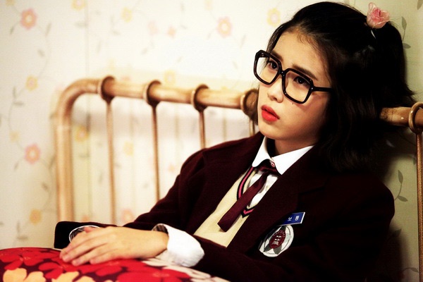 IU đóng vai Bo Tong thích diện những trang phục khó hiểu, tính cách kỳ quặc với ước mơ lớn nhất là được làm vợ Mate.