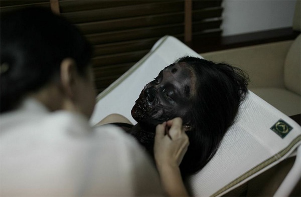 Bí mật gương mặt cháy đen của Trang Nhung mà khán giả thấy xuất hiện chớp nhoáng vài giây trong trailer chính thức được hé lộ trong những tập phim hậu trường.