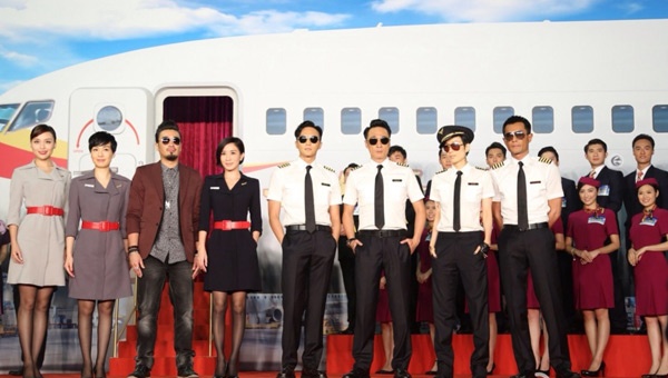 Dàn diễn viên chính của phiên bản điện ảnh Bao la vùng trời trong ngày ra mắt đoàn phim hôm 2/8.