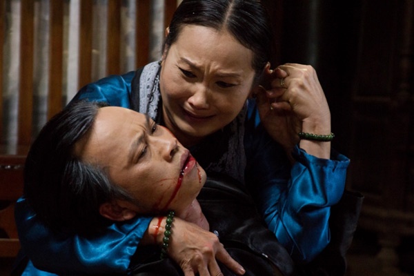 Cuối cùng là cái chết tức tưởi trong vòng tay vợ.