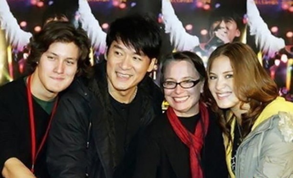 Hơn 20 năm trước, khi vẫn chưa nổi tiếng, ca sĩ Đài Loan Châu Hoa Kiện đã chinh phục cô gái Tây Ban Nha có 2 học vị. Kết quả của cuộc hôn nhân này là 2 đứa con lai xinh đẹp lần lượt ra đời vào năm 1990 và 1994.