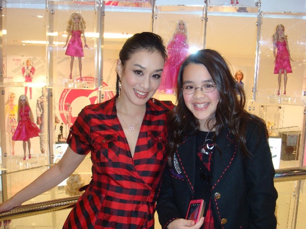 Chồng đầu tiên của mỹ nhân gốc Việt Chung Lệ Đề là GlennRose - người Bỉ, 2 người kết hôn năm 1999, sau đó sinh bé Yasmine, nhưng cuộc hôn nhân chỉ duy trì được nửa năm.