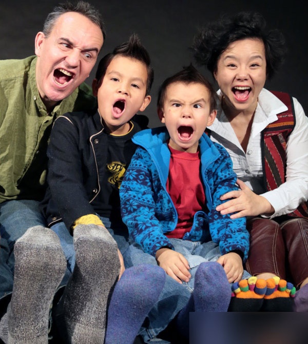 Cung Lâm Na - nữ ca sĩ opera nổi tiếng ở Trung Quốc cũng hạnh phúc bên người chồng - nhạc sĩ gốc Đức Robert Zollitsch và 2 cậu con lai.