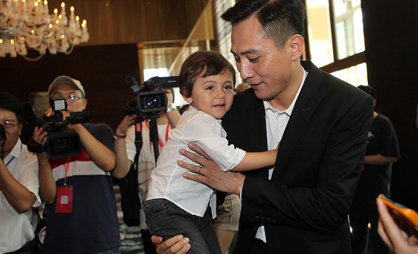 Kết quả của mối tình vượt biên giới của tài tử Lưu Diệp và cô gái người Pháp là 2 nhóc tỳ vô cùng đáng yêu. Trong ảnh là cậu cả 3 tuổi Lưu Nhược Nhất.