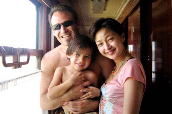 Lý Ỷ Hồng, diễn viên TVB từng đóng các phim Thần điêu đại hiệp 1995, Chàng mập nghĩa tình (1996)… Năm 2004 kết hôn với một người đàn ông Canada, sinh cậu con trai Lý Chí Đức (Sebastian Tate Solomonson).