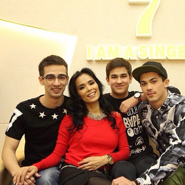 Nữ ca sĩ Vi Duy khiến nhiều người ganh tỵ khi có đến 3 cậu con lai đẹp trai. Đó là kết quả của cuộc hôn nhân với nhà sản xuất âm nhạc người Mỹ Michael Joseph Smith. Sau khi chia tay vào năm 2004, một mình Vi Duy nuôi lớn 3 hoàng tử của mình.