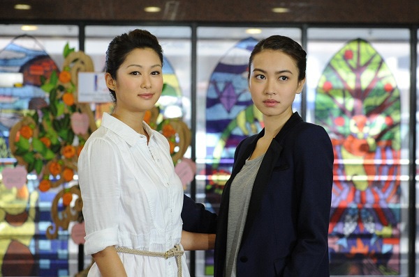 2 mỹ nhân Chu Thiên Tuyết và Sầm Lệ Hương trong phim.