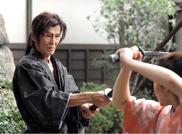 Nguoi dan ong chet hon 50 nghin lan tren man anh hinh anh