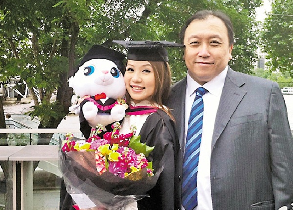 Đạo diễn Vương Tinh sang Mỹ tham gia lễ tốt nghiệp đại học của Vương Tử Hàm.