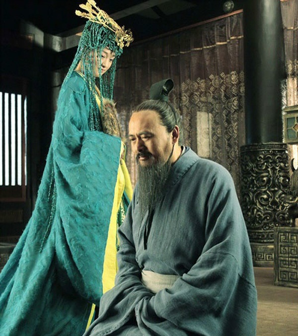 Cảnh nhân vật Nam Tử của Châu Tấn dùng nhan sắc quyến rũ Khổng Tử (Châu Nhuận Phát đóng) trong bộ phim Khổng Tử từng gây tranh luận vì vô tình làm hỏng hình tượng một nhà tư tưởng vì đại của lịch sử Trung Hoa.