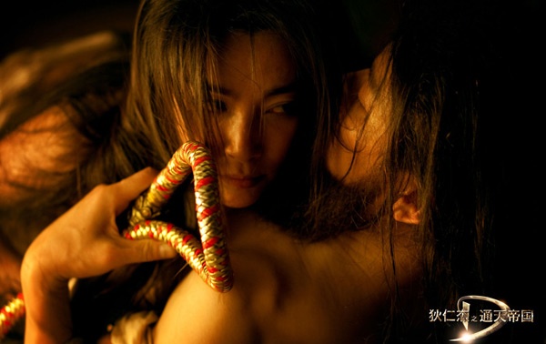 Được lệnh của Võ Tắc Thiên, Thượng Quan Tịnh Nhi (Lý Băng Băng đóng) đã tìm mọi cách mê hoặc chàng thám tử Địch Nhân Kiệt (Lưu Đức Hoa đóng) trong phim Địch Nhân Kiệt - Thông thiên đế quốc.