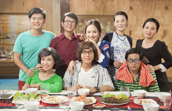 Còn có sự góp mặt của nhiều nghệ sĩ sân khấu tên tuổi Bảo Trí, Hoàng Trinh, Hương Giang, Ngọc Tưởng cùng dàn diễn viên trẻ Bella Mai, Quang Thái, Trọng Hiếu, Hoài Hương, Hùng Trần… bộ phim Nhà không có mẹ chồng phát sóng lúc 13h thứ hai đến thứ bảy hàng tuần từ 20/8 trên HTV7.