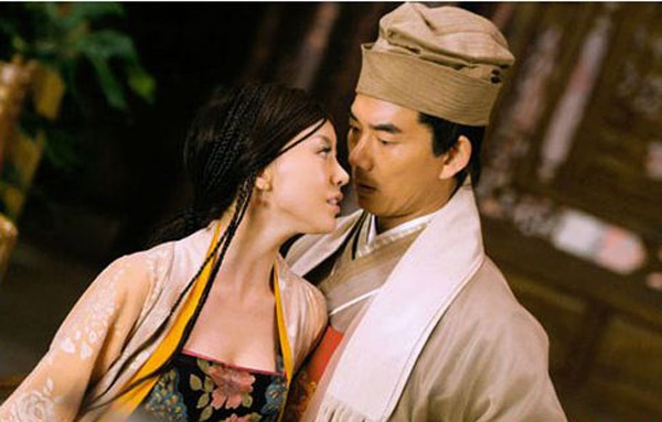 Trong phim cổ trang Long Phụng điếm, mỹ nhân sexy Củng Tân Lượng đảm nhận vai bà chủ quán lẳng lơ, thường xuyên tìm cách 