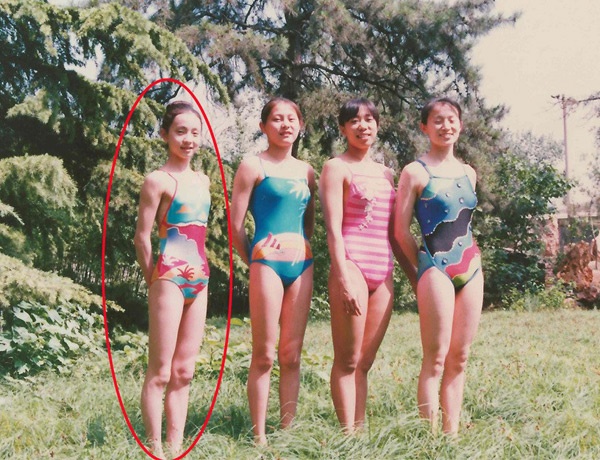 Đào Hồng xuất thân là vận động viên bơi nghệ thuật.