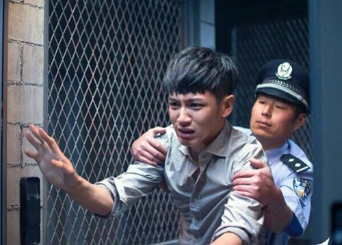 Kha Chấn Đông có lẽ không thể ngờ hình ảnh bị bắt trong phim lại xảy ra với anh ngoài đời.