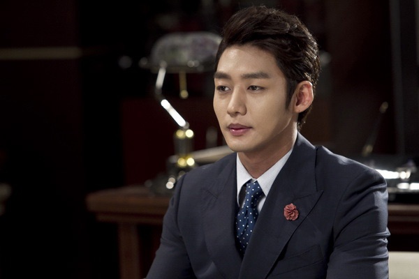 Lee Tae Sung đảm nhận vai Park Hyun, dù là con của vợ sau nhưng nhờ địa vị của mẹ nên được cha xem trọng. 