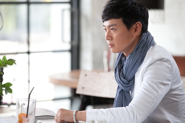 Yun Jung Hoon vai Park Hyun Soo, lớn lên trong sự thiếu thốn tình cảm từ cha và luôn phải dè chừng thái độ của mẹ kế cùng người em Hyun Joon. 