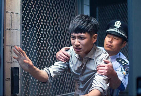 Cảnh Cố Nguyên do Kha Chấn Đông đóng bị bắt trong phim Tiểu thời đại 3.