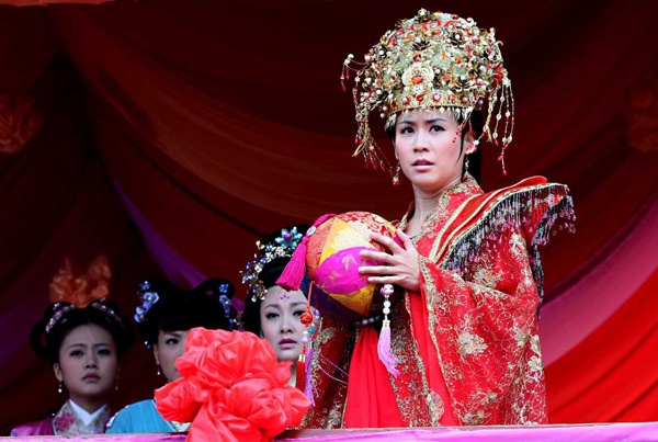 Tuyên Huyên trong phim Tiết Nhơn Quý và Vương Bảo Xuyến.