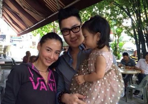 Đầu tháng 1 năm nay, khán giả bắt gặp Trương Bá Chi dẫn 2 con trai Lucas và Quintus đến một quán bình dân ở Singapore, sau đó còn chụp hình kỷ niệm với chủ quán.