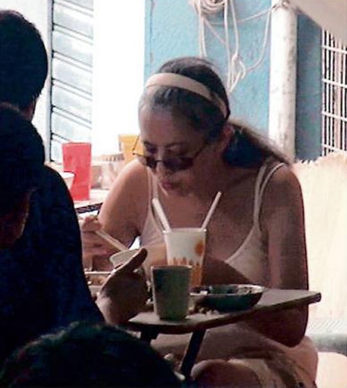 Từ ngày thần kinh có vấn đề và phá sản, Lam Khiết Anh sống qua ngày bằng lòng thương hại của mọi người. Người ta vẫn bắt gặp cảnh mỹ nhân một thời của TVB dáng vẻ tiều tụy, ngồi ăn ở các quán hè phố, tay không rời điếu thuốc. Mỗi khi có người chào, cô mới ngước lên, nở nụ cười buồn thảm.